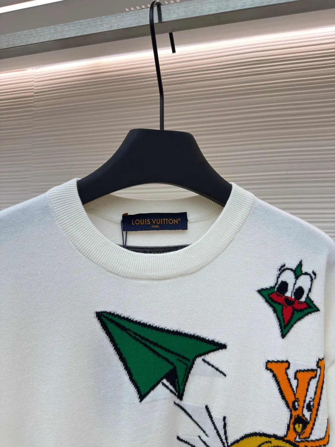 LOUIS VUITTON woolen childlike paper airplane wool short sleeves ●Authentic product: purchased and developed by 7249 ●Item number: 1680219-A55 ●Fabric: wool fabric ●Technology: woolen jacquard ●Version: fitted version ●Weight: about 300 grams ●Size: It feels soft to the touch and does not irritate the skin. It uses the most advanced deodorizing aromatherapy and soft special washing methods to make the garments smooth and odor-free. Four quality inspections are used to produce the perfect product. The overall wiring is straight and delicate, the fabric is comfortable and soft, and the color is consistent without color difference. It can be matched with the same style to create a fashionable look and control various occasions. Customized accessories, complete three standards, same style for men and women!